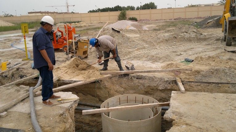 إنشاء شبكة الصرف الصحي بمعهد الدراسات الفنية